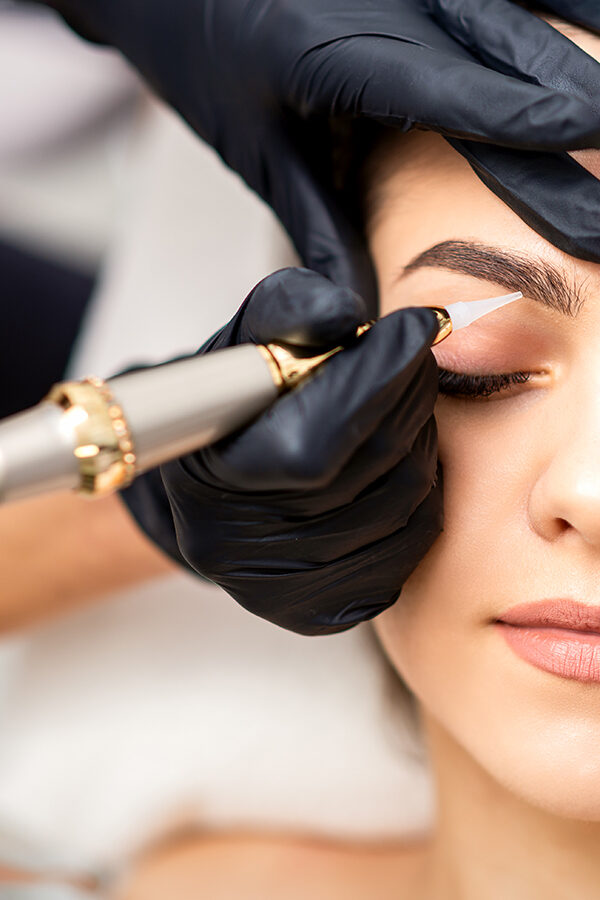 Permanent makeup on female eyebrows Imagen de Permanent makeup on female eyebrows